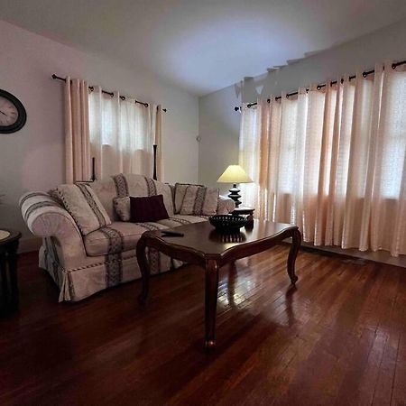 Comfortable 2-Bdrm Spacious Home With Wifi & Patio インディアナポリス エクステリア 写真