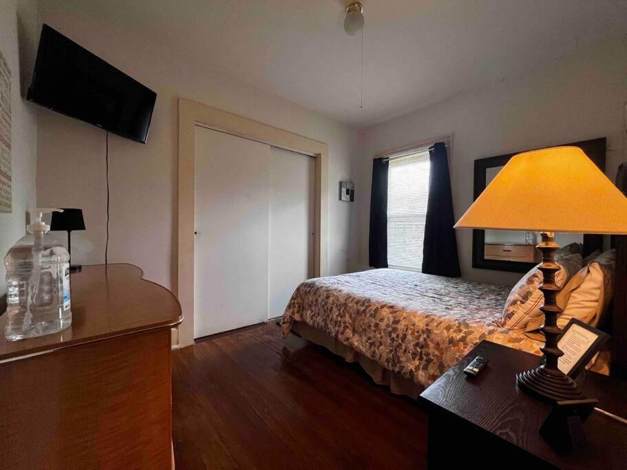 Comfortable 2-Bdrm Spacious Home With Wifi & Patio インディアナポリス エクステリア 写真