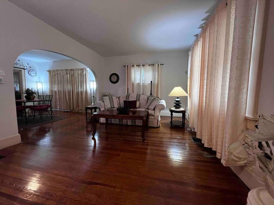 Comfortable 2-Bdrm Spacious Home With Wifi & Patio インディアナポリス エクステリア 写真
