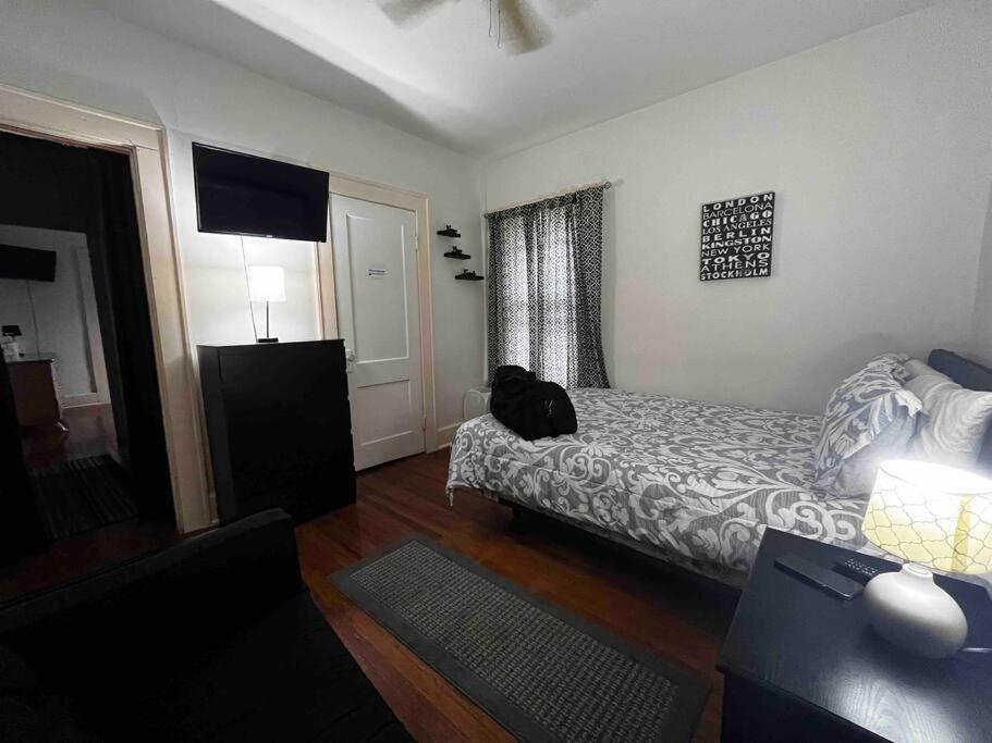 Comfortable 2-Bdrm Spacious Home With Wifi & Patio インディアナポリス エクステリア 写真