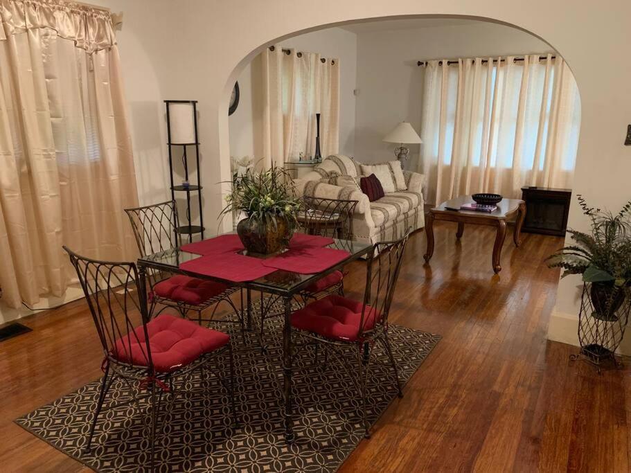 Comfortable 2-Bdrm Spacious Home With Wifi & Patio インディアナポリス エクステリア 写真