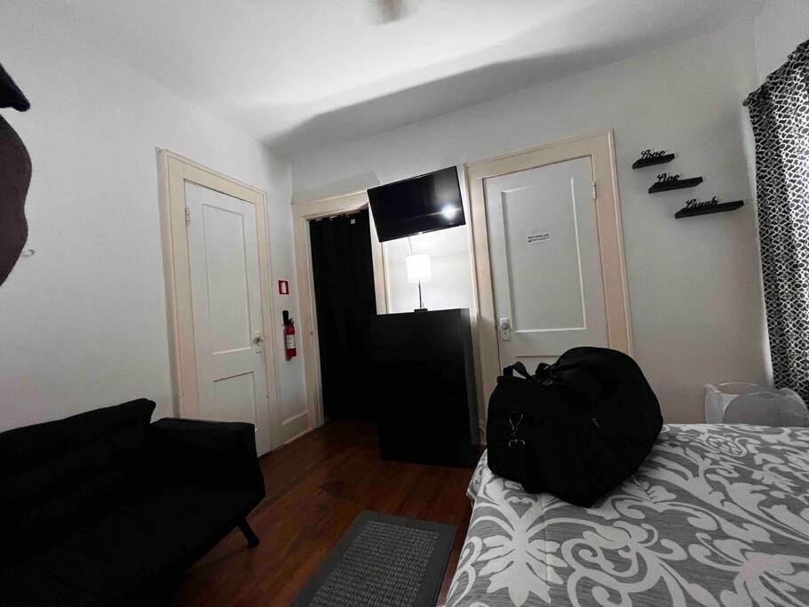 Comfortable 2-Bdrm Spacious Home With Wifi & Patio インディアナポリス エクステリア 写真