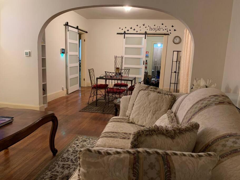 Comfortable 2-Bdrm Spacious Home With Wifi & Patio インディアナポリス エクステリア 写真